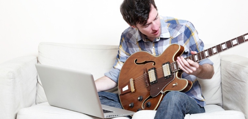 Curso online completo de guitarra grátis – Aprimore suas habilidades musicais agora